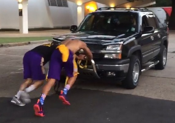 Machine : Ben Simmons s’entraîne en poussant… un 4×4