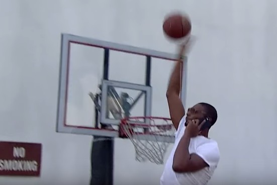 Chris Bosh joue à 1 contre 30 à la TV US