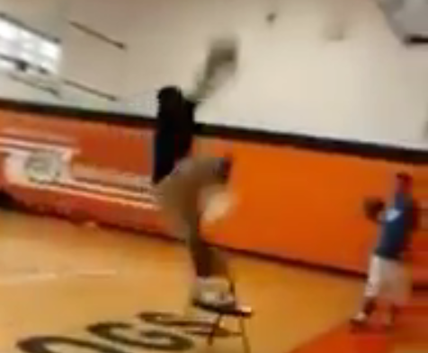 Fail : ne jamais essayer de dunker en sautant d’une chaise…