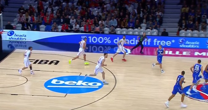 Caviar : Milos Teodosic joue les quarterbacks