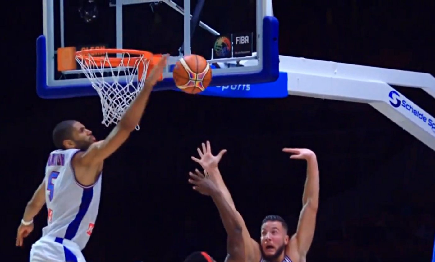 Aïe : Nicolas Batum scotche Bobby Dixon