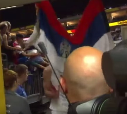 WTF ??? Nikola Mirotic déchire un drapeau serbe