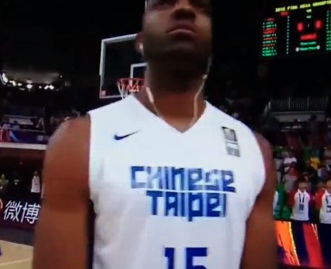 WTF ??? Quincy Davis garde ses écouteurs pendant l’hymne taïwanais