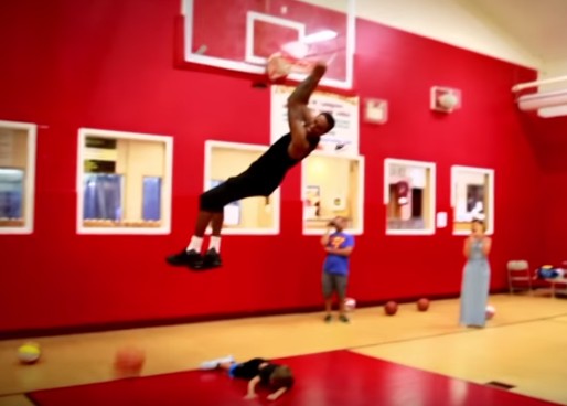 Le rookie des Nets cale un poster… sur en enfant