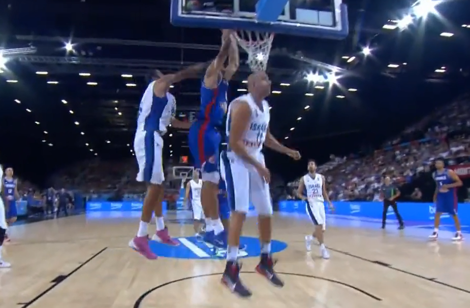 Replay : Rudy Gobert claque un dunk malgré deux défenseurs