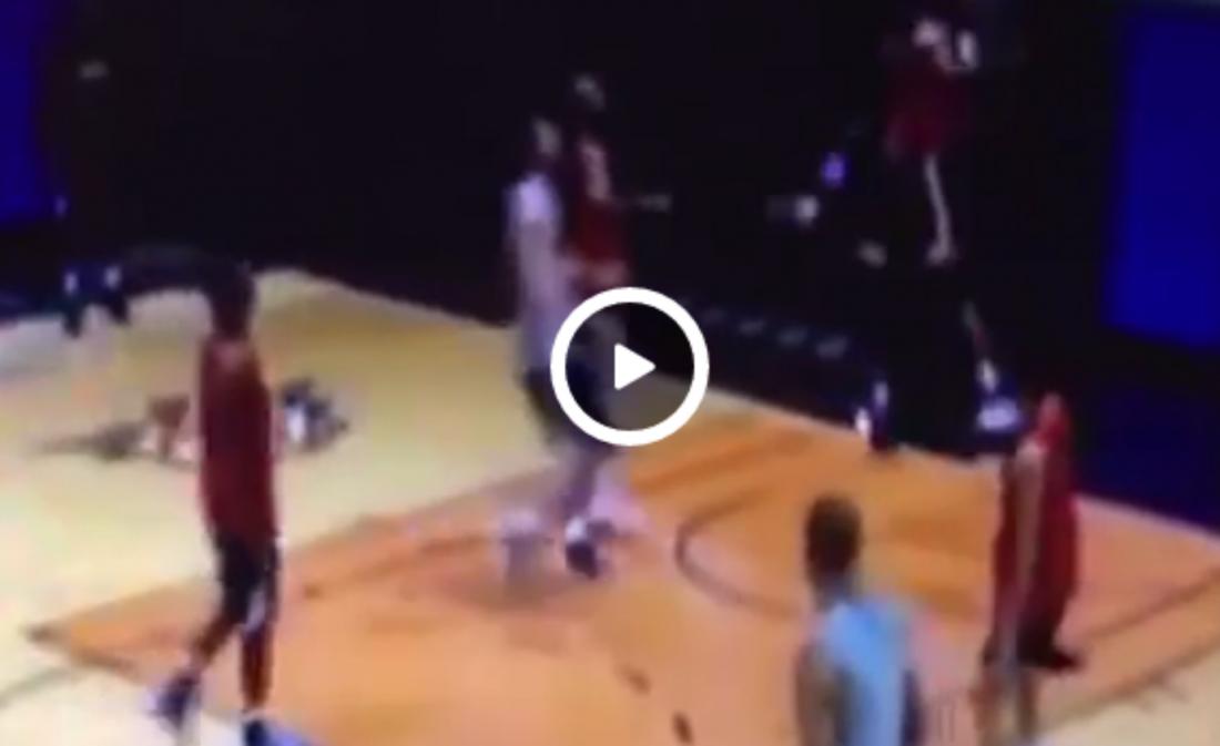 Sonny Weems fait tomber le cercle sur un dunk !