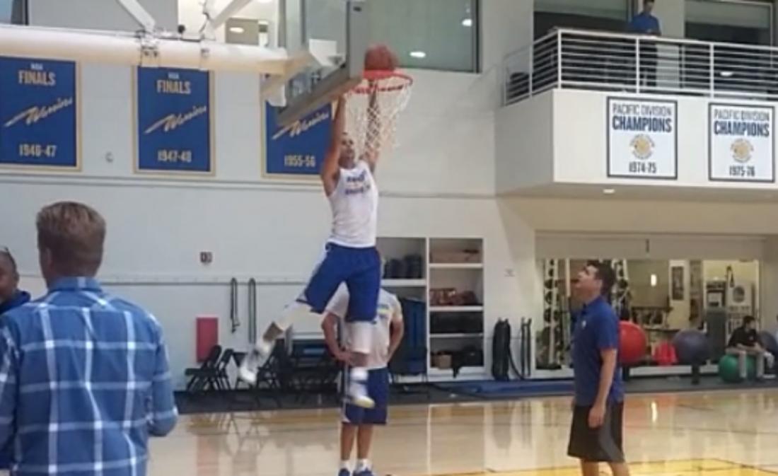 Stephen Curry dunke comme Earl Manigault, ou presque…