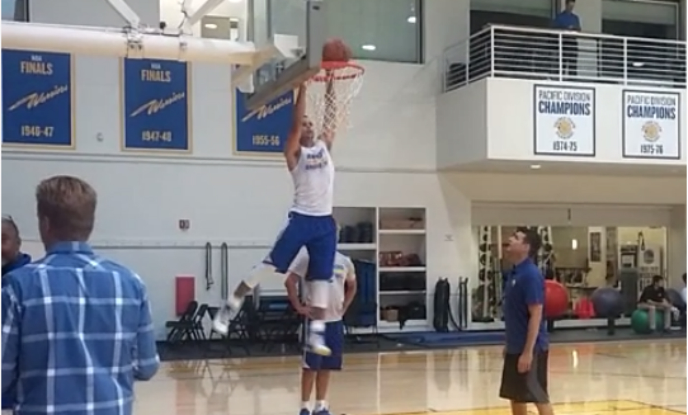 Stephen Curry dunke comme Earl Manigault, ou presque…