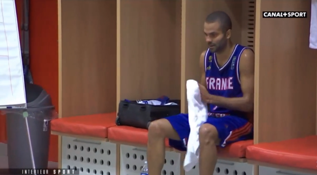 Poignant : Tony Parker accuse le coup à la mi-temps contre l’Espagne