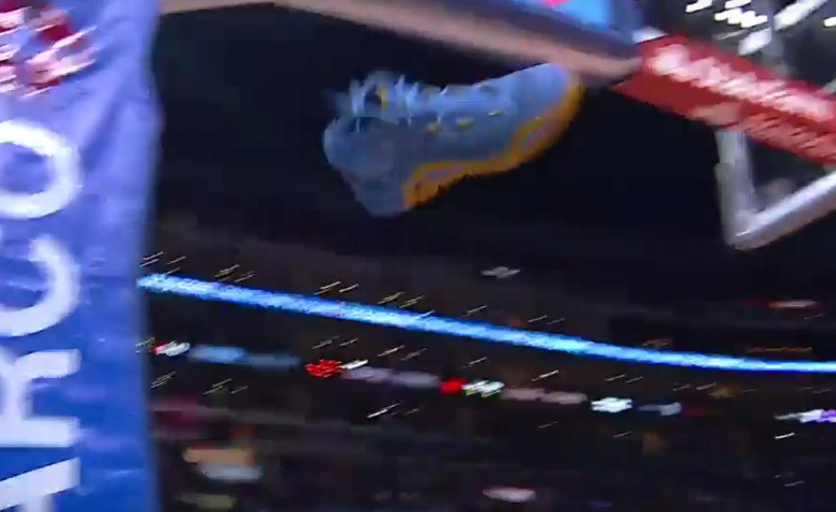 WTF : DeAndre Jordan balance la chaussure de Kenneth Faried