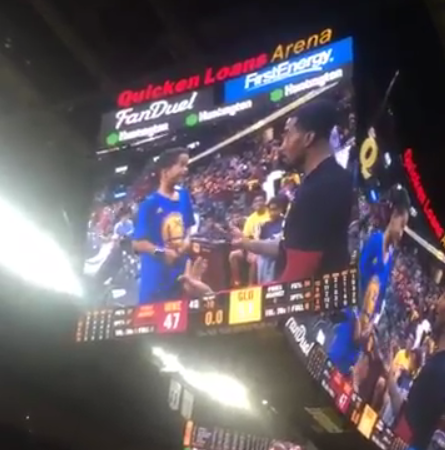WTF : J.R. Smith ne donne pas ses sneakers à un enfant fan des Warriors !