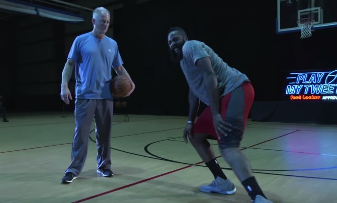James Harden relève le défi « Play my tweet » pour Foot Locker