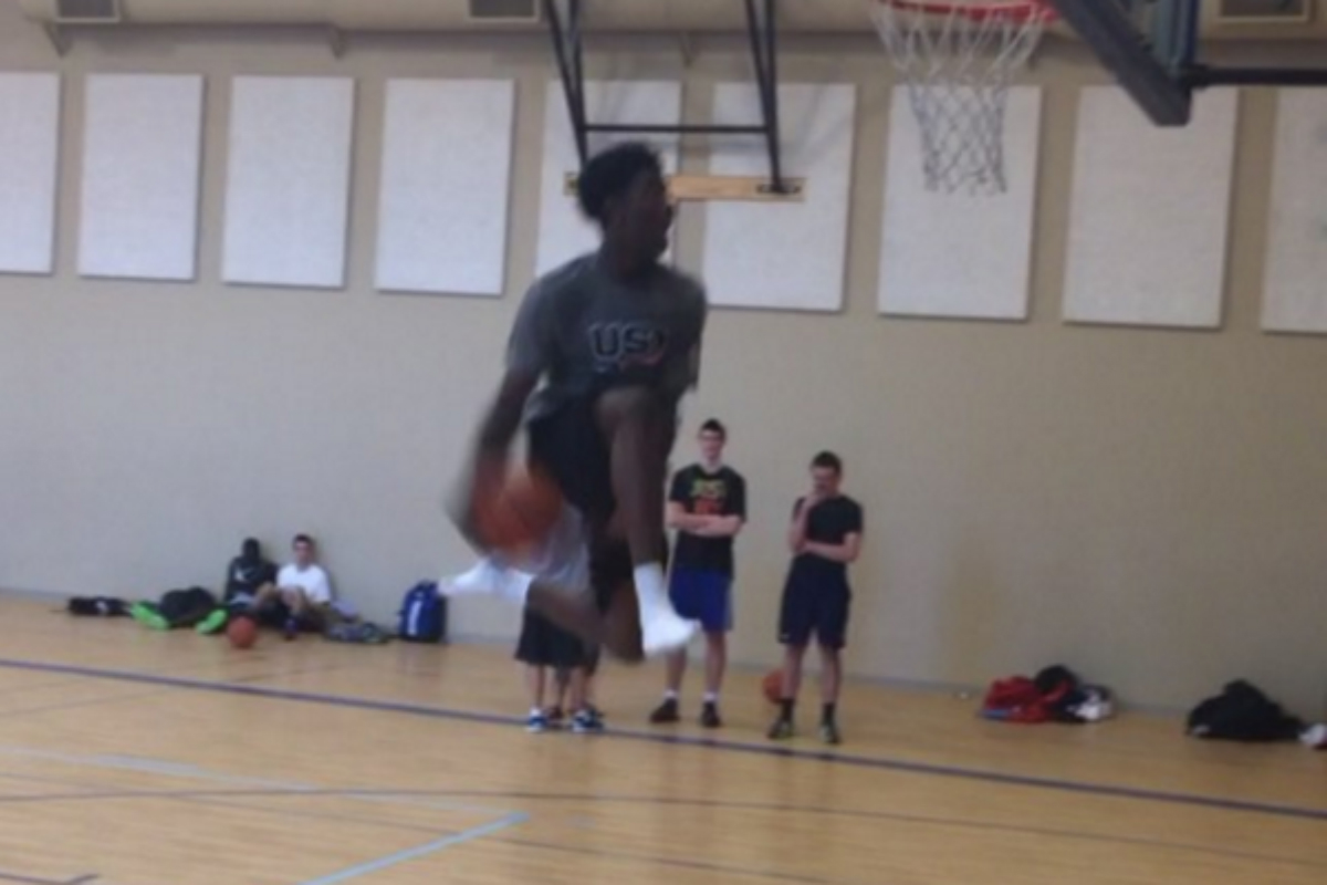 Josh Jackson, le top prospect 2016, dunke en chaussettes…