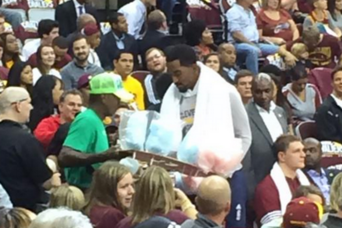 JR Smith achète de la barbe à papa en plein match