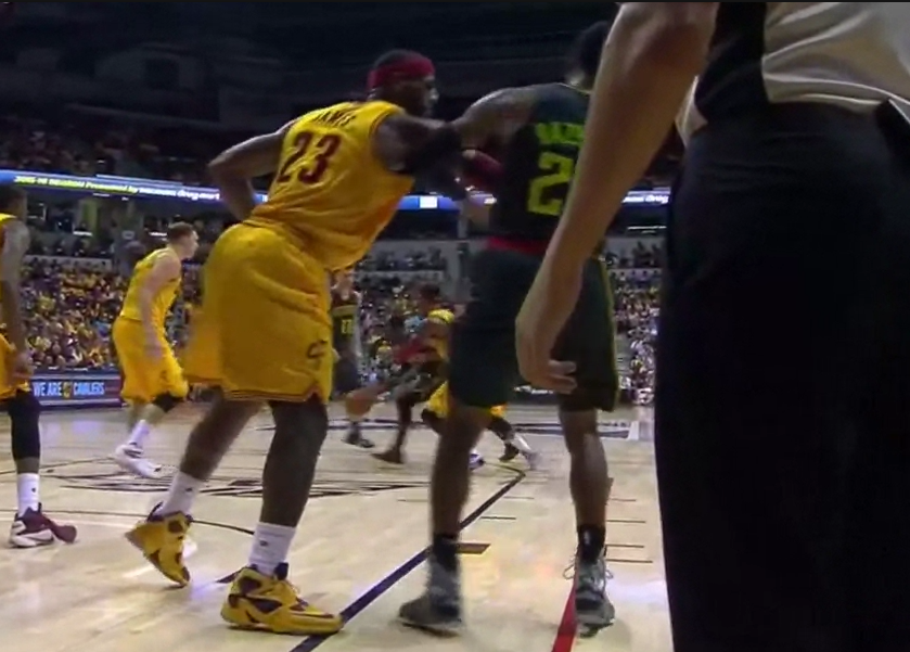 Dirty : le coup de coude de LeBron James à Kent Bazemore