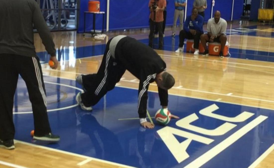Mikhail Prokhorov mouille le maillot à l’entraînement des Nets