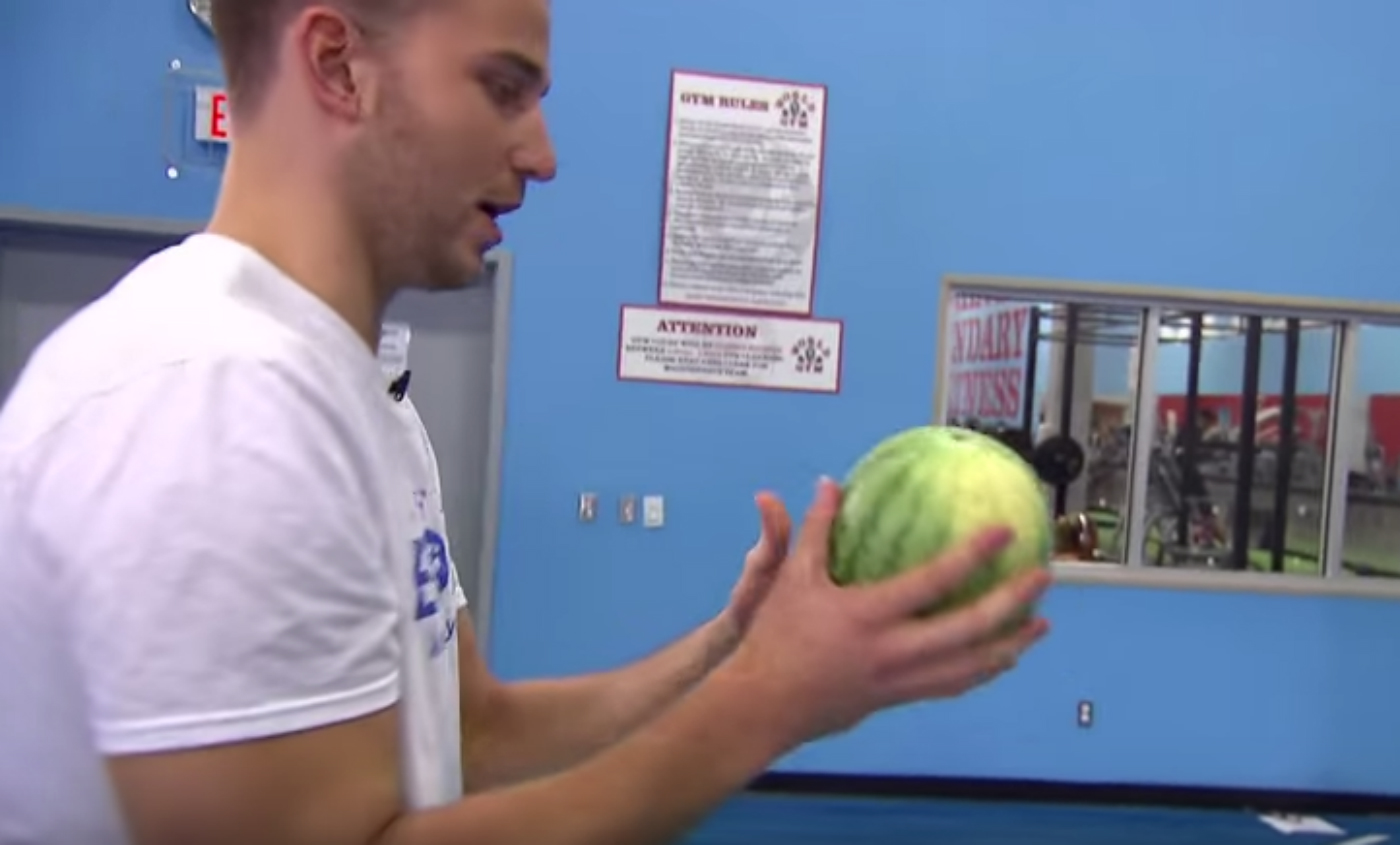 Nik Stauskas shoote à 3 points avec tout et n’importe quoi…