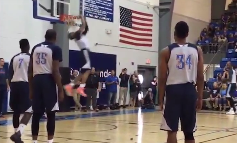 Lourd : Russell Westbrook claque un énorme dunk !
