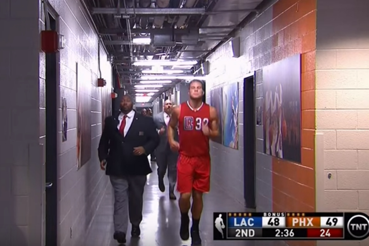 Blake Griffin se fait éjecter pendant qu’une fille se cure le nez