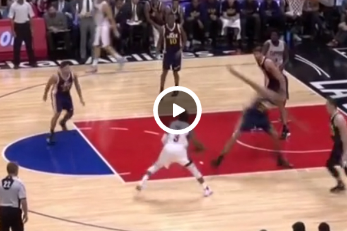 Rudy Gobert chute salement après un cross de Chris Paul