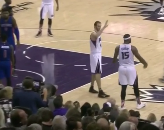 Gênant : l’énorme vent de DeMarcus Cousins à Kosta Koufos