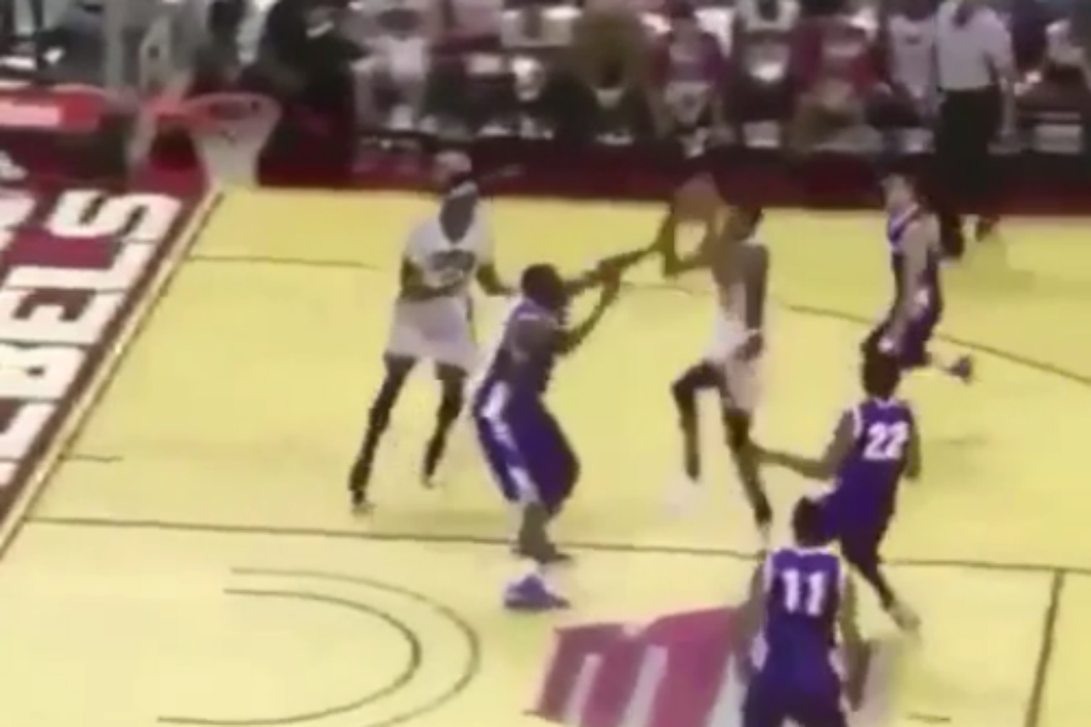 Violence : Le dunk MON-STRU-EUX de Derrick Jones en NCAA