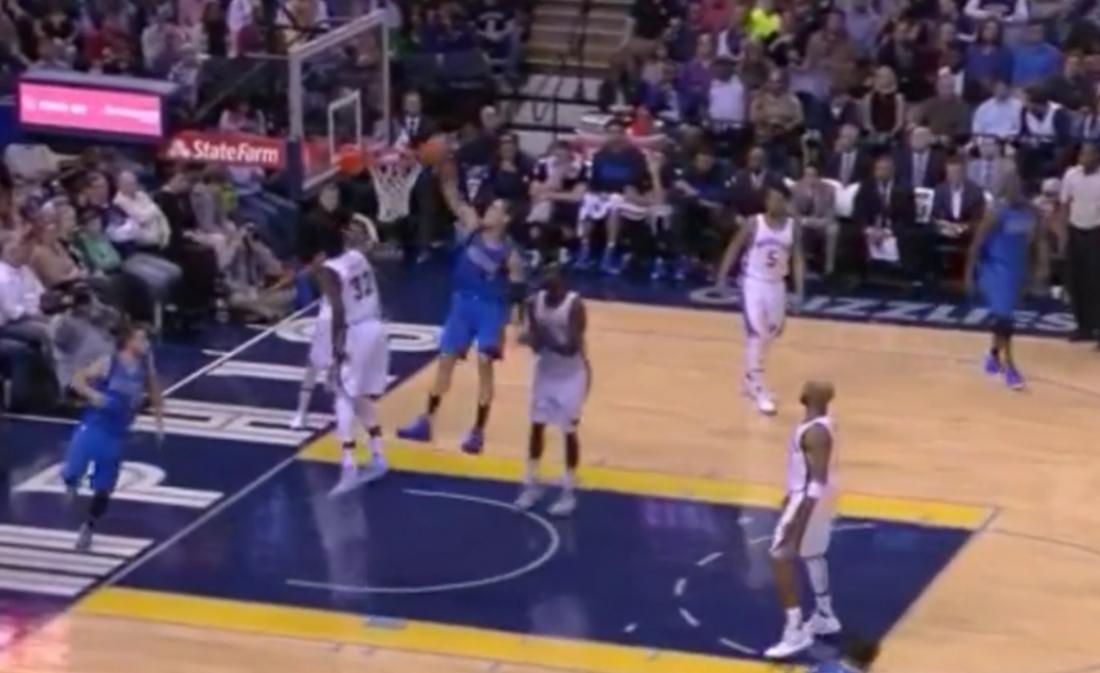 Dwight Powell se prend un énorme contre… par le cercle
