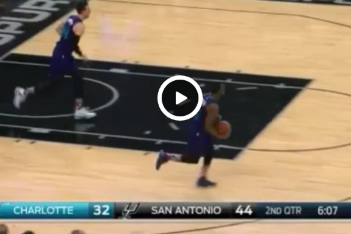 L’énorme marcher encore non sifflé de Kemba Walker