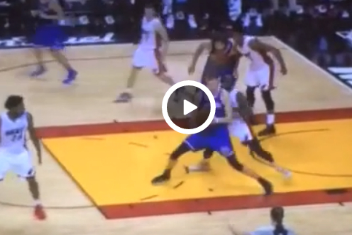 Kristaps Porzingis enrhume Luol Deng sur un Dream Shake