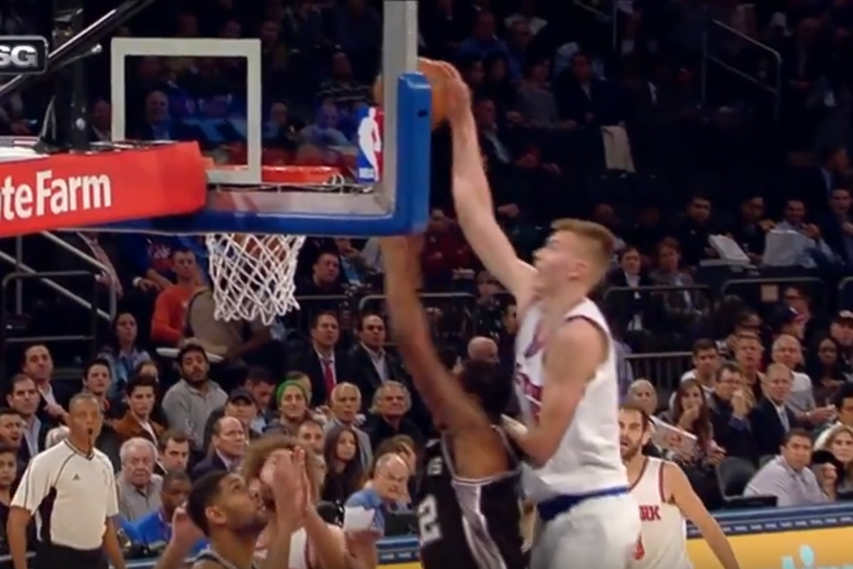 Top 10 :  Porzingis grimpe sur Aldridge, TP donne du caviar