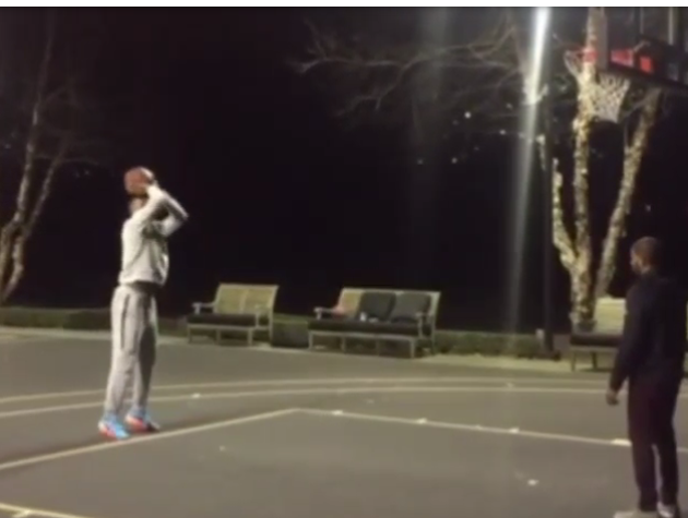 Malade : au milieu de la nuit, LeBron James bosse ses lancers francs