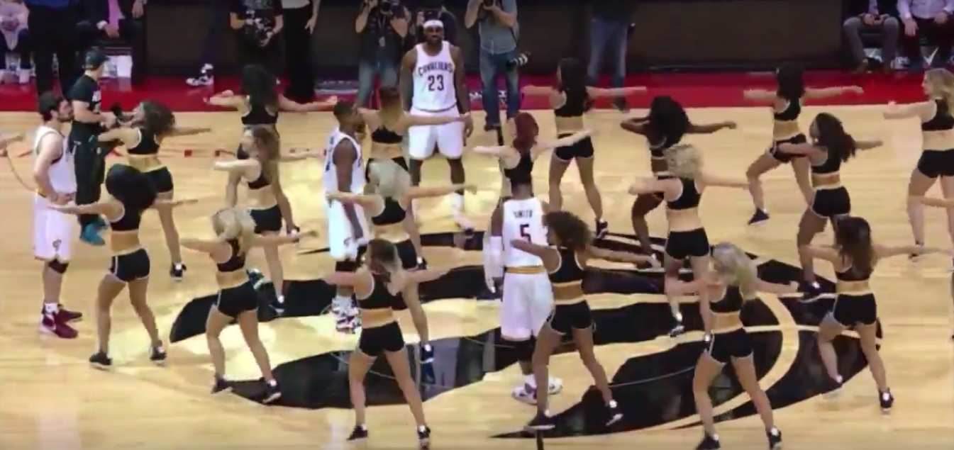 WTF : LeBron James et les Cavs encerclés par les danseuses des Raptors