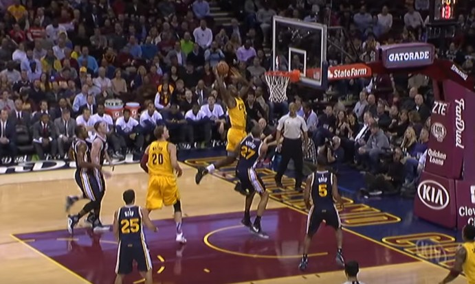 Top 10 : LeBron James escalade Rudy Gobert !
