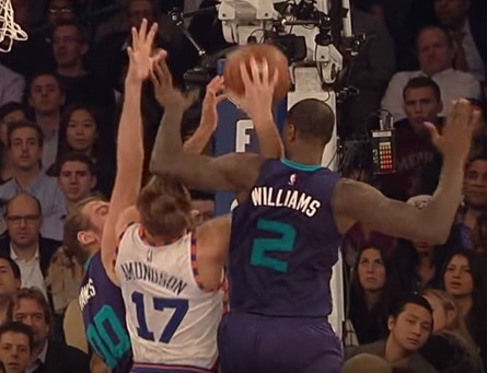 Aïe ! Le vilain coup de coude de Marvin Williams