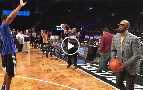 Au calme, R-Kelly rentre un 3-points cigare au bec au Barclays Center…