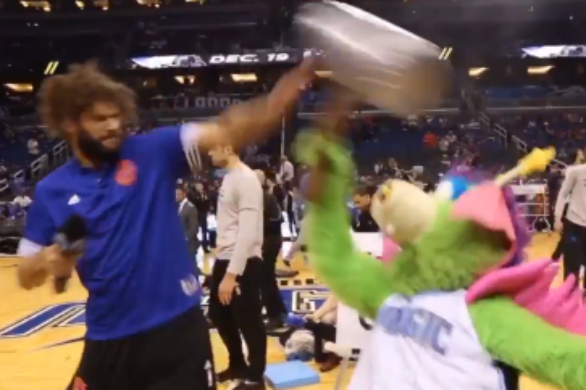 Robin Lopez continue sa croisade contre les mascottes