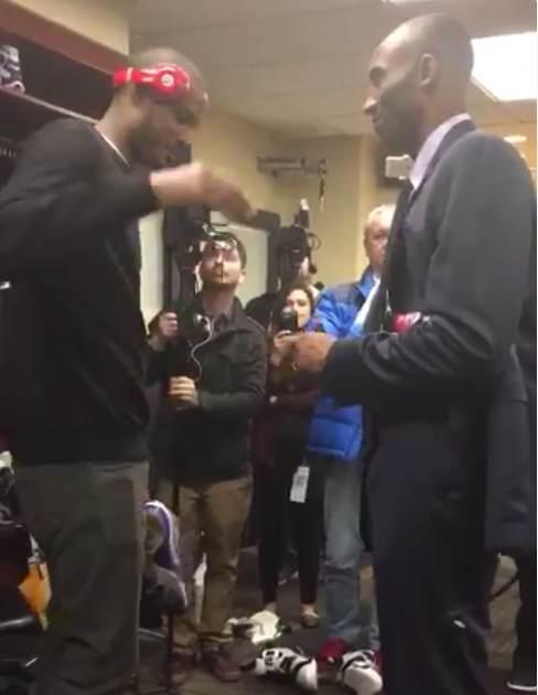 BFF : Trevor Ariza se fait dédicacer sa paire de Zoom par Kobe