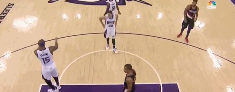 DeMarcus Cousins fait un high five… à lui-même