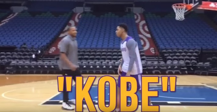 D’Angelo Russell rend hommage à Kobe… avec un air ball