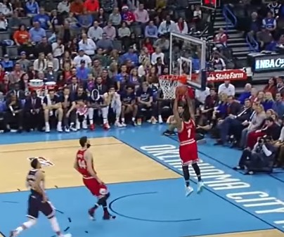 Derrick Rose passé tout près de son premier dunk de la saison…