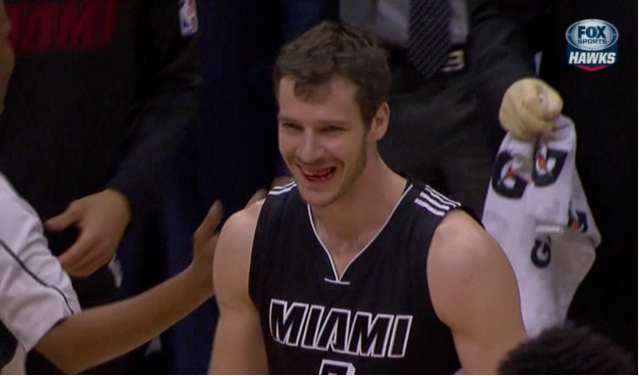 Goran Dragic perd une dent en défense… et écope d’une faute !