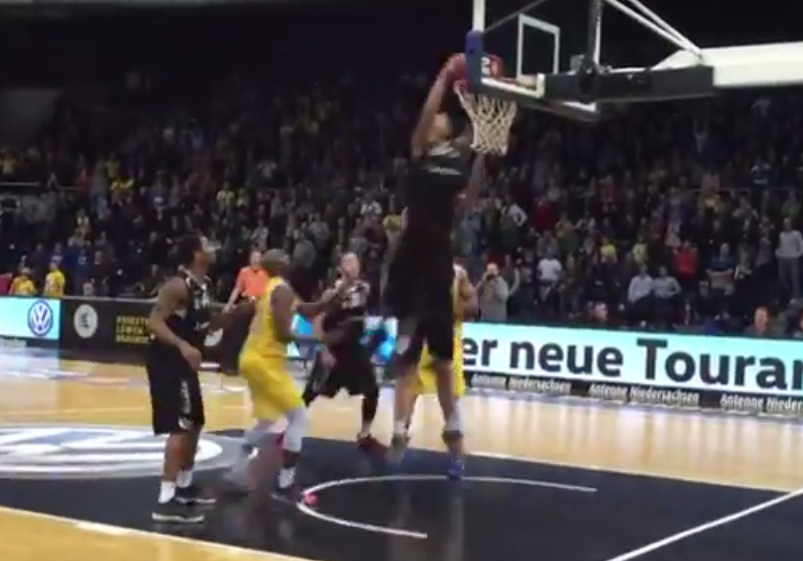 WTF : le frère de Gerald Green claque un dunk… contre son camp !