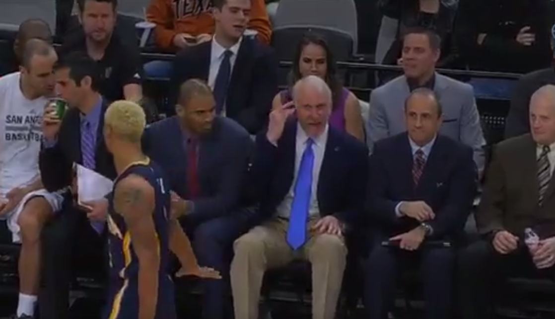 Gregg Popovich se marre devant la coupe de George Hill