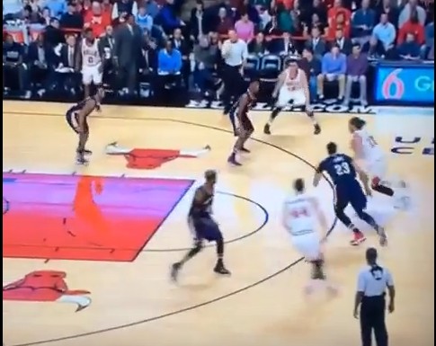 Replay : Joakim Noah enrhume Anthony Davis et file au dunk