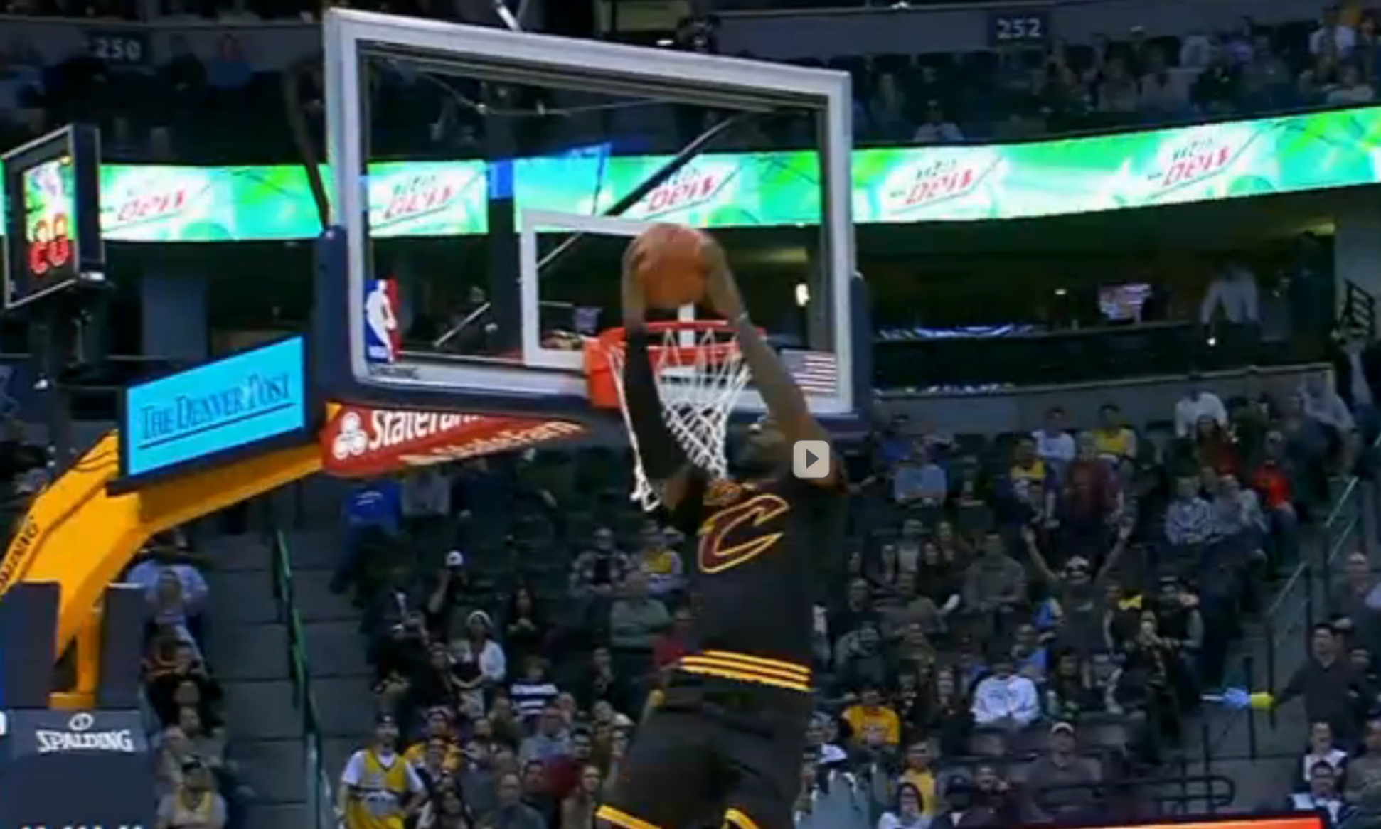 LeBron James claque un double pump arrière !