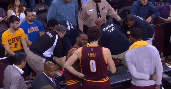 Aïe : LeBron James détruit une VIP en plongeant dans le public…