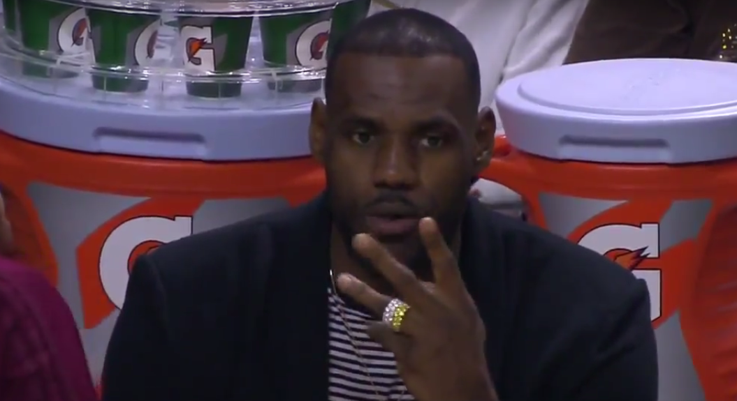 Les fans du Heat taquinent LeBron James, il répond avec ses bagues…