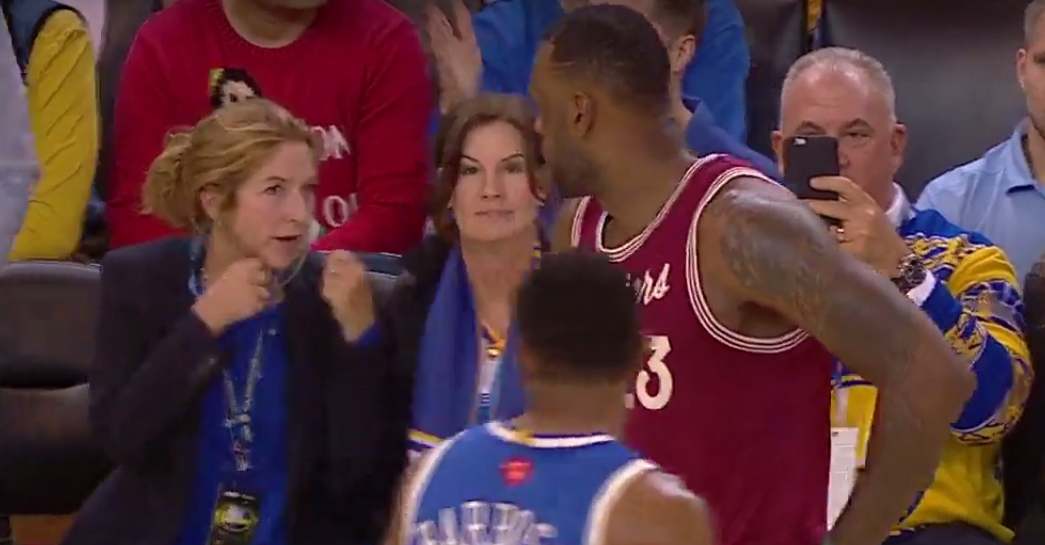 WTF : une spectatrice se moque de LeBron James, puis se fait griller !