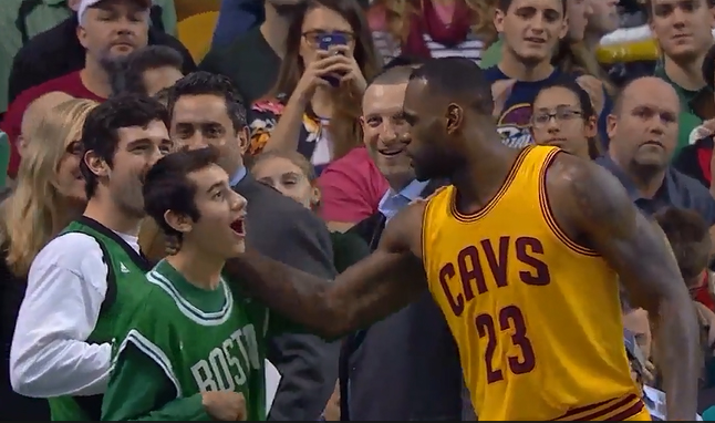 Classe : LeBron James offre ses chaussures à un jeune athlète handicapé