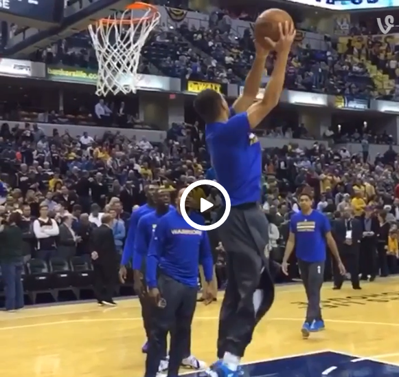 Stephen Curry dunke en slow motion